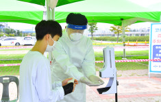 박태완 중구청장, 성남둔치 임시선별진료소 자원봉사