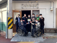 (사)울산장애인자립생활협회, 출입구 경사로 설치 지원 인증판 전달