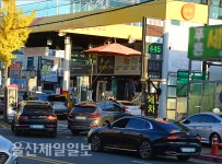 유류세 인하 첫 주말… 울산 직영-알뜰주유소 북적