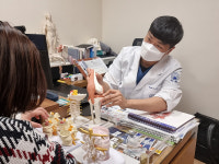 무릎 관절염 갱년기 중년여성 더욱 주의해야