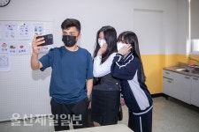 스스럼 없는 친구사이… 그냥 외국인 친구일뿐