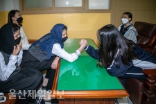 스스럼 없는 친구사이… 그냥 외국인 친구일뿐