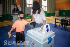 [울산 6.1지방선거 이모저모] 투표용지 많아 혼란… 용지 훼손에 개표소 소란도