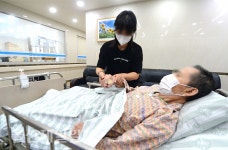 요양시설 대면 면회 전면 허용 첫 날… 2년만에 부모님 손 맞잡고 웃음꽃