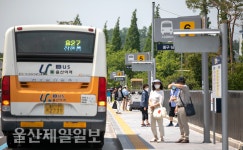 연일 무더위에 버스 기다리다 쓰러질라… 그늘막 없는 태화강역 정류장 불편 호소