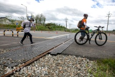 높은 단차 철도 건널목에 깨지고 다치고