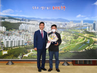 김영길 울산 중구청장, 10월 명예퇴직자 공로패 수여