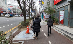 인도에 만든 바닥형 환풍구 안전 위협
