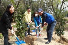 울산 동구, 식목일 맞아 명덕호수공원 나무심기 행사