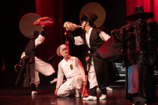 내드름연희단의 창작 연희극 환생전 무대