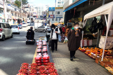 인도 침범 노상 적치물 행인들 안전 위협