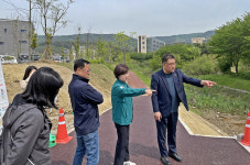 김정희 북구의장, 화동천 인도교 설치현장 방문