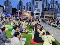 주말 저녁 가족과 함께 잔디마당서 즐기는 콘서트