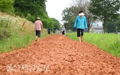맨발 황톳길서 힐링 중~