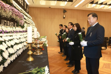 대전동구청직장상조회 | 동구청장, 여객기 참사 합동분향소 참배