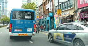 버스정류장 불법 정차한 택시    