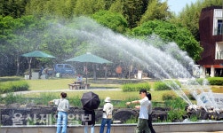 한낮 더위 날리는 오산못 물줄기