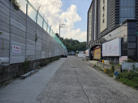 도로 무단 적치물로 주차 막은 업주 목욕탕 때문