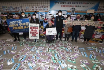 삼각지역에 스티커 수백장 붙인 전장연 檢송치
