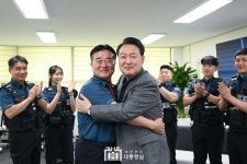 [윤석열 직무평가] 지지율 1.7%p 상승..민생 행보 덕