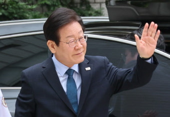 이재명 코로나 확진..문재인 예방·한동훈 회담 연기