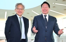 'HBM 깐부' 최태원·젠슨 황, 치맥 회동 의미