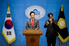 '암살자(들)' 논란에 소환된 박정희 친필 편지