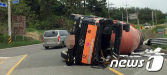 장흥서 주행중이던 레미콘 차량 엎어져