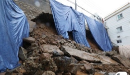 무너져 내린 부산 흰여울 마을 옹벽