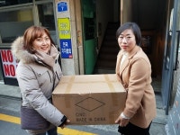 [포토]문래중학교 운영위원회, 사랑의 식탁...독거노인 발열내의 등 300벌 나눠드려