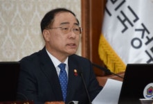 홍남기 부총리 신 전 사무관 사태, 마음 무거워...기재부, 본질왜곡.국민 호도
