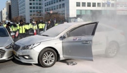 국회 앞,  카풀 반대 분신 추정 택시 화재