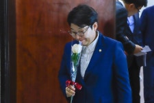 [포토] 장미꽃을 든 임이자 의원