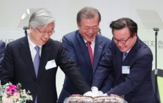 文대통령, 언론 스스로 혁신해야... 국민 신뢰 높지 않아