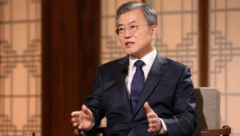 문 대통령 취임 2주년 대담...인사참사 표현 동의하지 않아