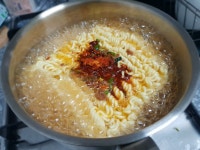 스텐 냄비 연마제 제거하기! (부제 : 라면)