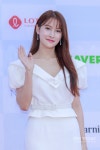 포토월에서 인사하는 박규리