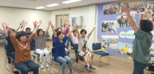 포스코웃음나눔재능봉사단 광양시 금호동 주민대상 웃음교실 180차 진행