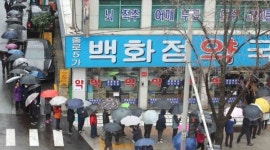 마스크 5부제 빗속 구매 행렬 혼란 지속...약국마다 배부시간 달라