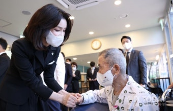 김혜경 여사, 가평 수해복구 현장에서 군인들과 자원봉사자들과 손길을 전해 봉사활동 종사