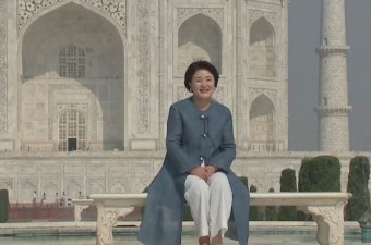 김정숙 여사 인도 방문...명단에 靑요리사 등 나흘 출장에 13명 동행