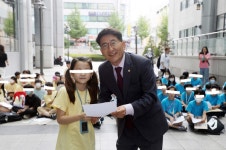 수원 신영초 교사, 더운 날씨에 학생들에게 길바닥에서 죽은시늉 강요?