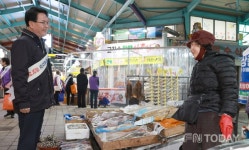 심덕섭 고창군수, 설 맞이 전통시장 장보기 및 시장상인 격려