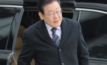 [조우석 칼럼] (13)이재명, 막장 공천 뒤에서 왜 웃고 있나?
