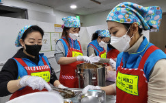나베봉그룹, 서울역 '따스한 채움터'서 무료급식 봉사활동