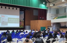 맨발쌤 김도남 국제맨발걷기협회장 울산 온남초등학교서 맨발걷기 특강 화제