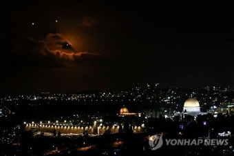 이란, 이스라엘에 탄도미사일 180발…보복 개시