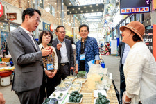 정명근 화성특례시장, 추석 앞둔 사강시장에서  현장 소통 나서...상인 애로사항 청취