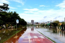 27일 내린 폭우로 남강둔치 잠겨