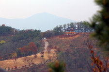 바람이 머물고 햇살이 멈춘 선학산 전망대에서 붓끝으로 그린 진주 보다.
